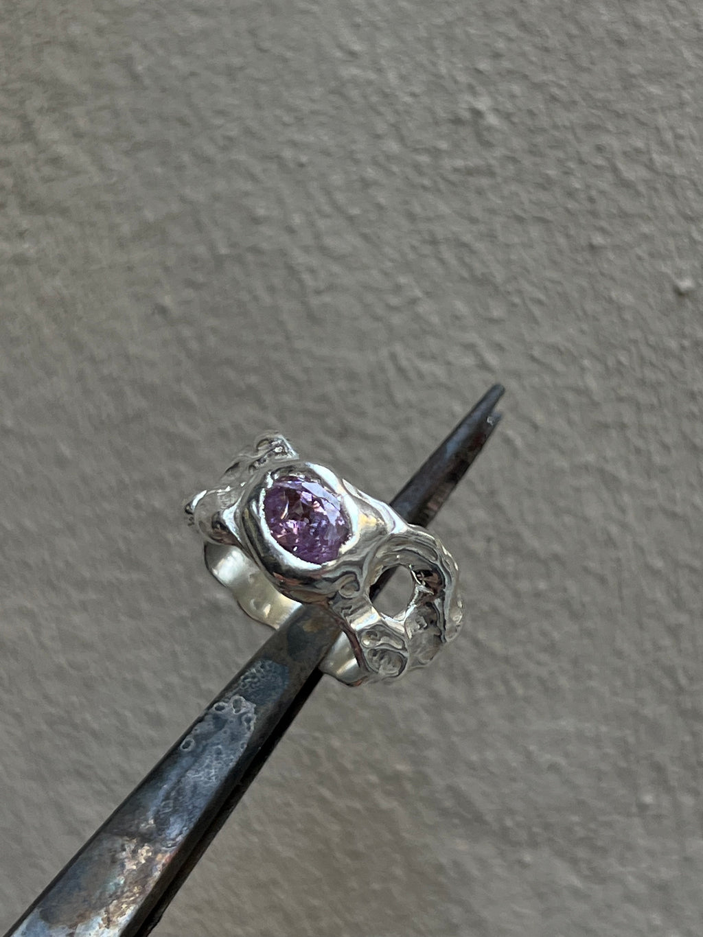 Pink Wednesday ring – nærbillede